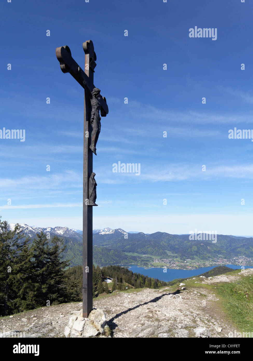 Croce di vetta del monte Baumgartenschneid, lago Tegernsee e Bad Wiessee, valle Tegernsee, montagne Mangfall Foto Stock