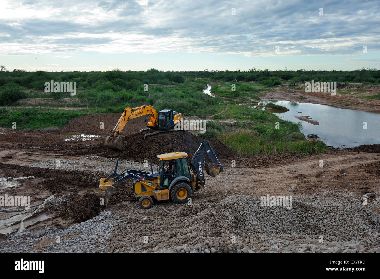 Lavori di costruzione di una controversa strada attraverso le pianure alluvionali del fiume Pilcomayo, un progetto sostenuto dal Foto Stock