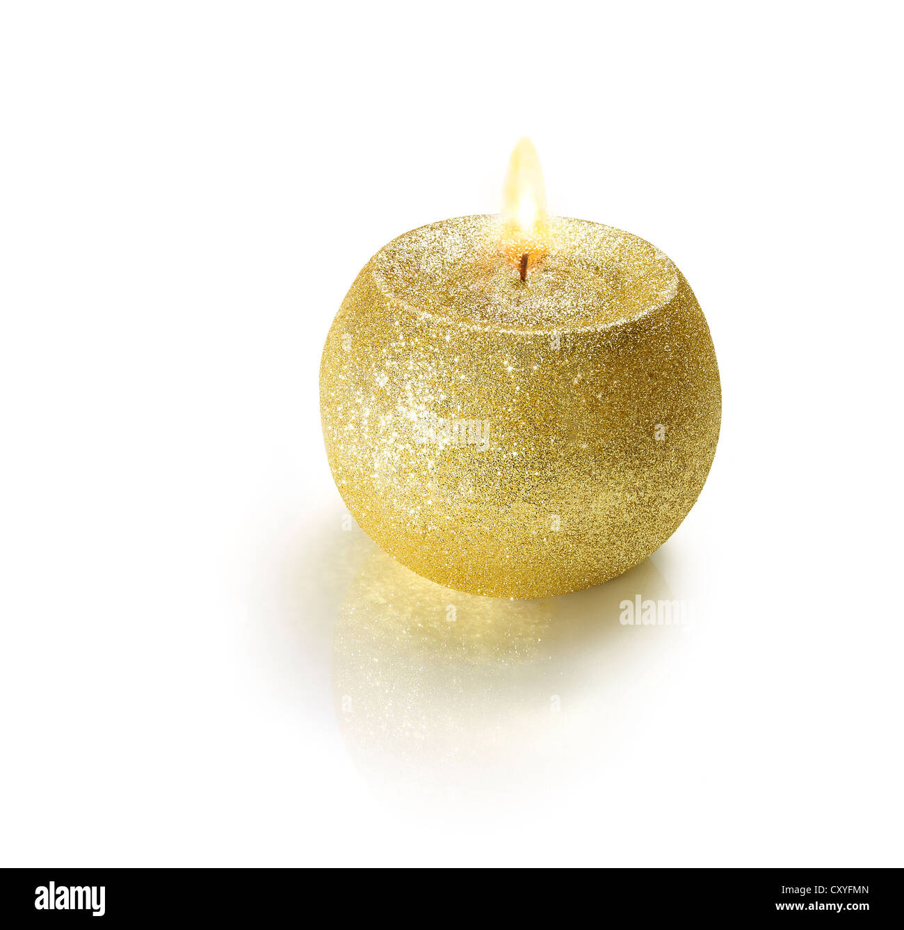 Palla dorata illuminazione delle candele su sfondo bianco con una morbida ombra Foto Stock