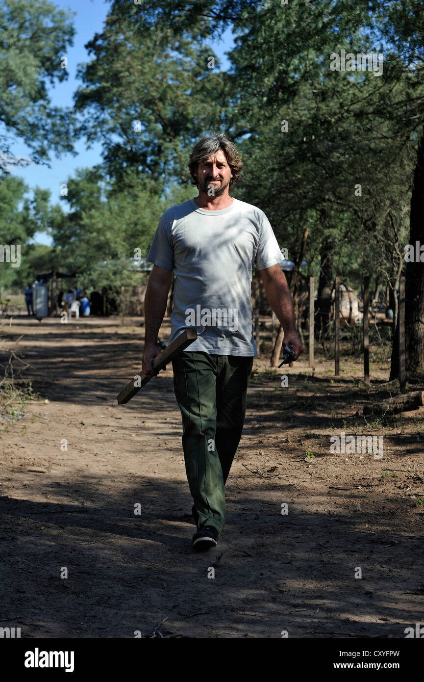 I piccoli contadini la riparazione di un recinto per sottolineare la rivendicazione di terreni coltivati da lui, grandi proprietari di terre e gli investitori cercano di rivendicazione Foto Stock