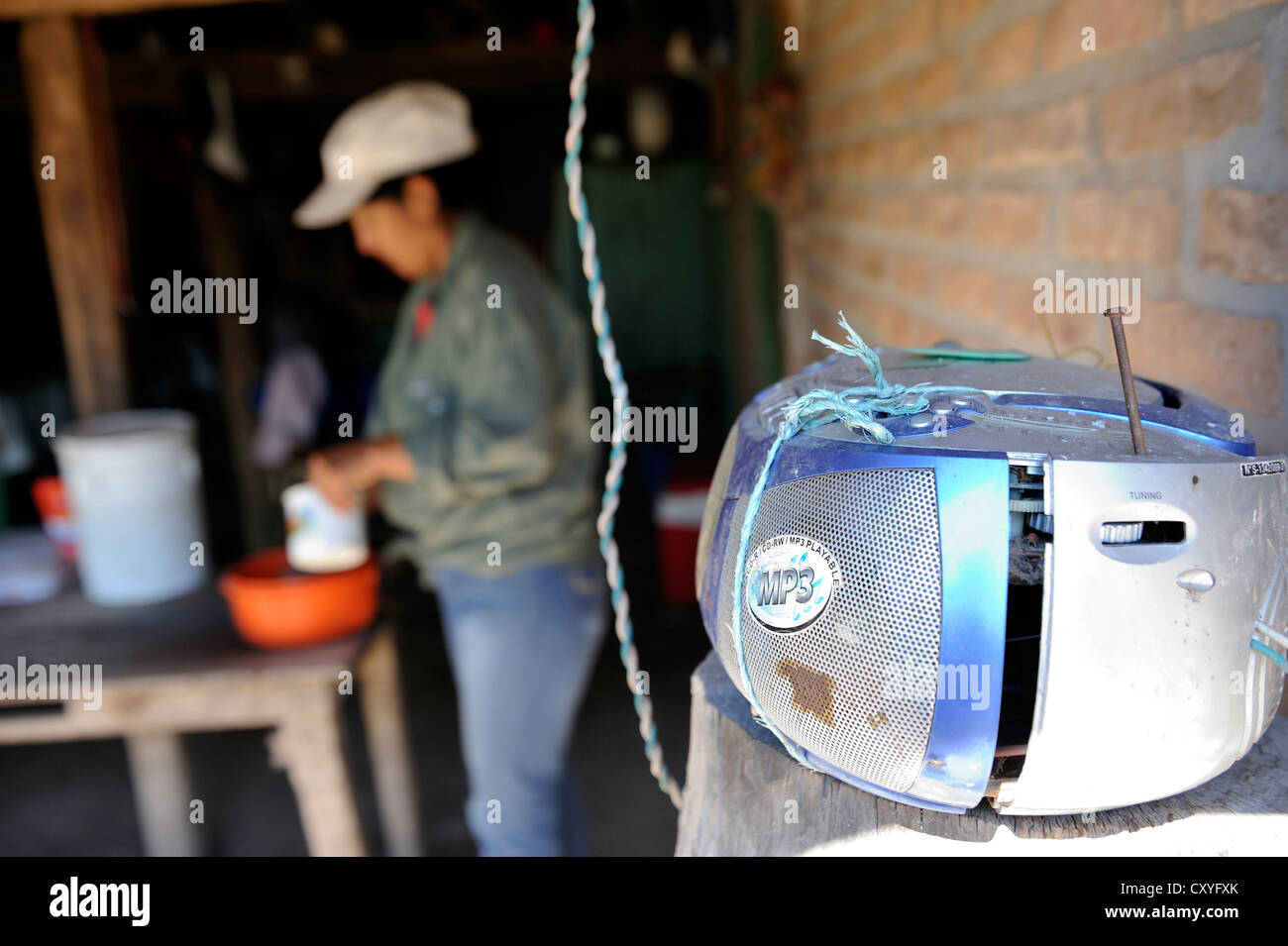 I piccoli contadini è ascoltare la radio in cucina nella remota regione Chaco, reso possibile da pannelli solari sul tetto Foto Stock