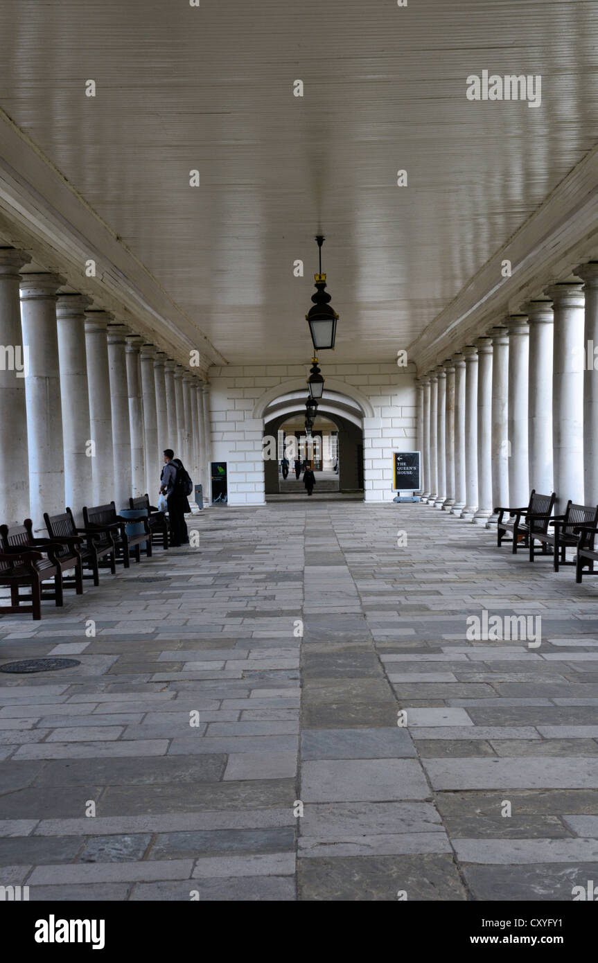 I colonnati seguendo la linea del vecchio Woolwich - Deptford road presso la Casa della regina, Greenwich. Foto Stock