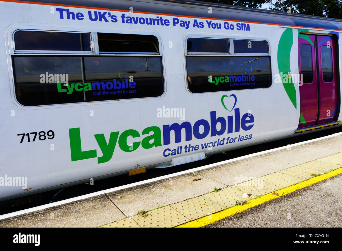Un annuncio pubblicitario per Lycamobile pagare come vanno le schede SIM sul lato di sud-est treno delle ferrovie. Foto Stock
