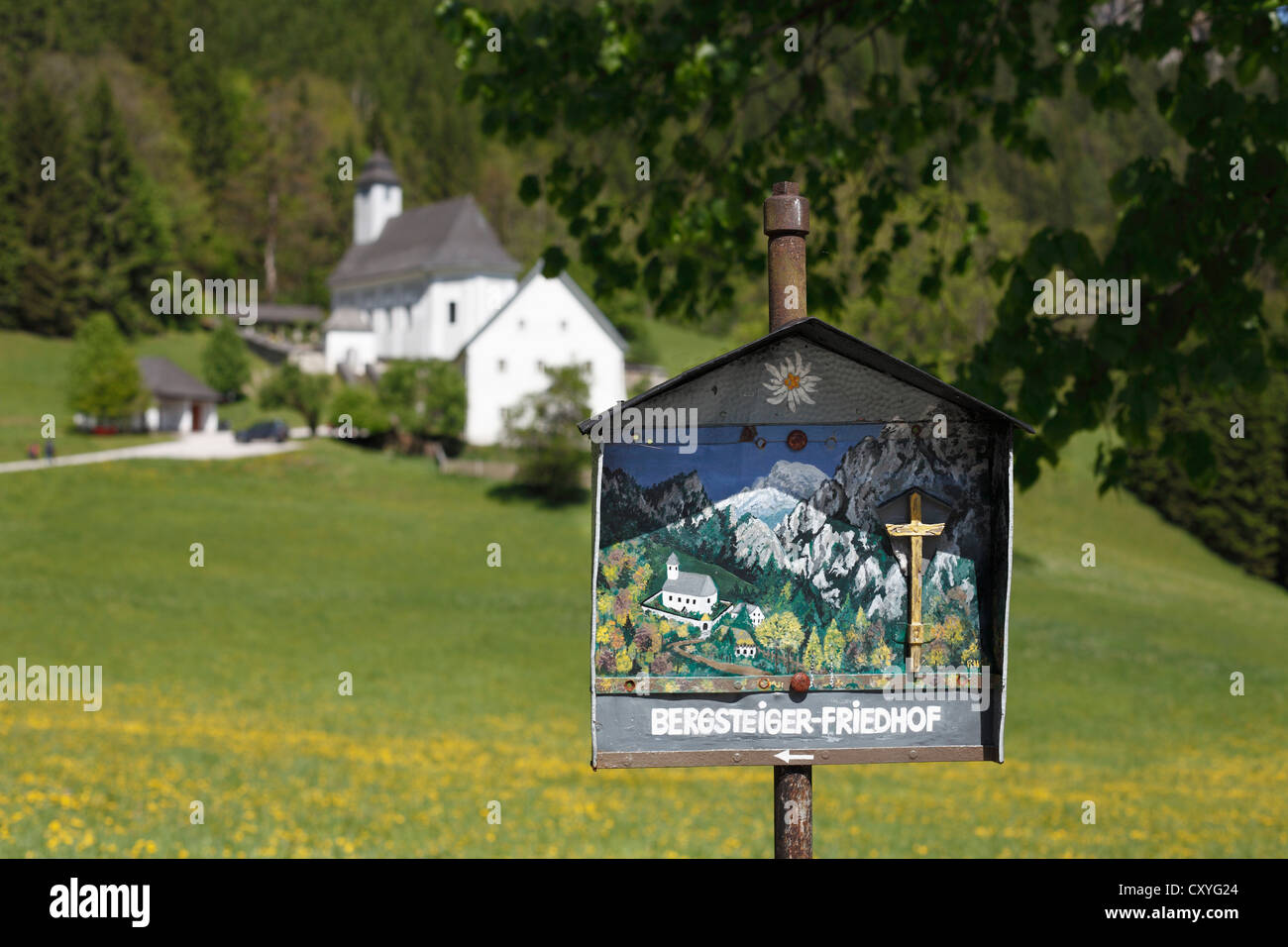 Segno che indica la via per la montagna climbers' cimitero di Johnsbach, regione Gesäuse, Alpi Ennstal, Stiria, Stiria Foto Stock