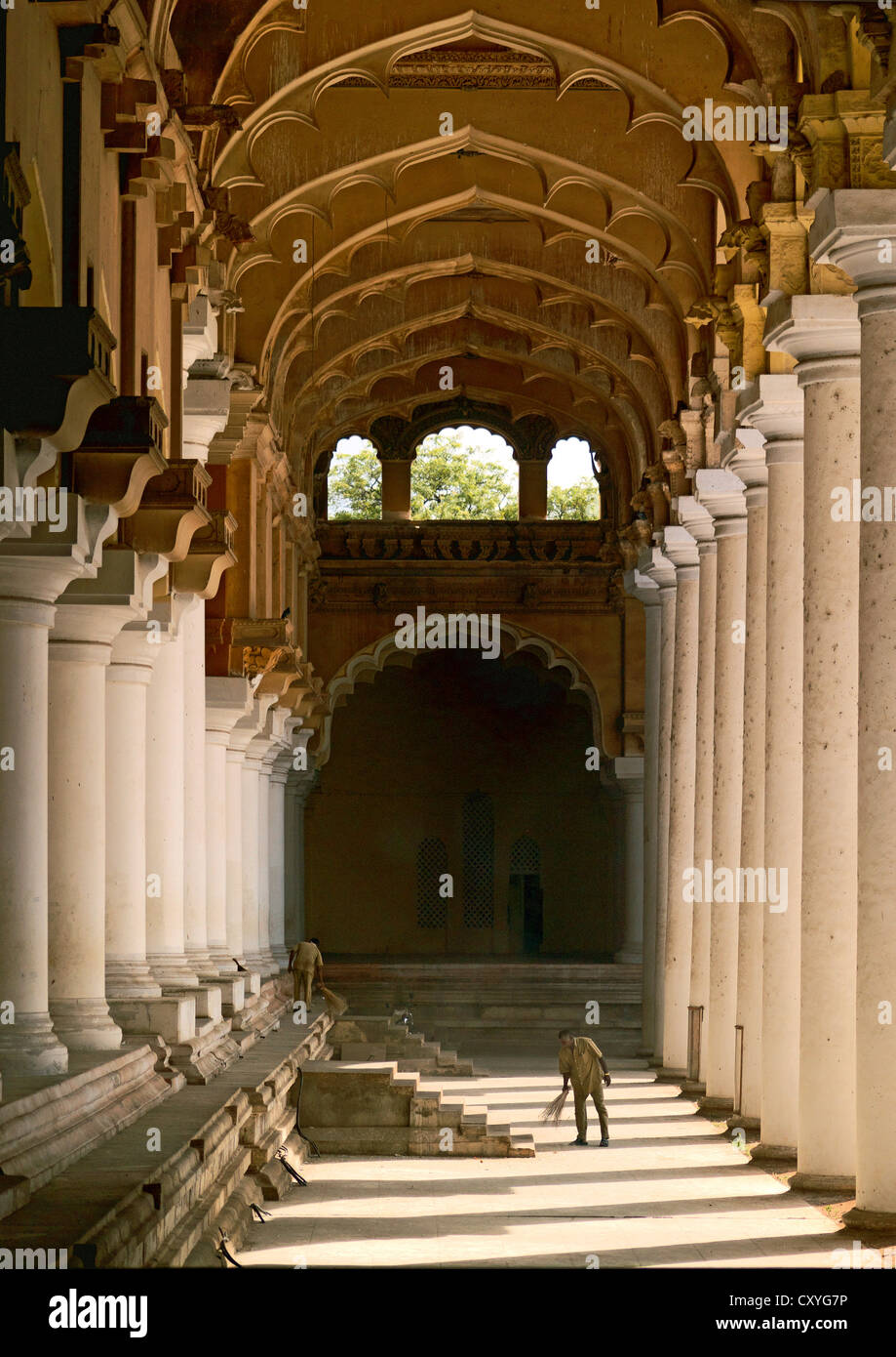 Vista dal cortile interno del Thirumalai Nayak Palace a Madurai, India Foto Stock