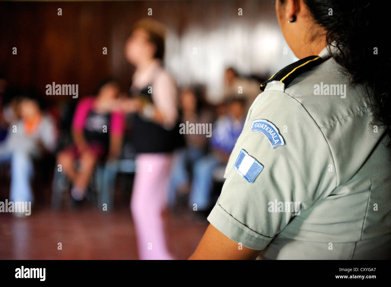 Funzionario di polizia sulla violenza domestica action day, Parque Technologico Ceiba scuola professionale, Zona 1, Città del Guatemala Foto Stock