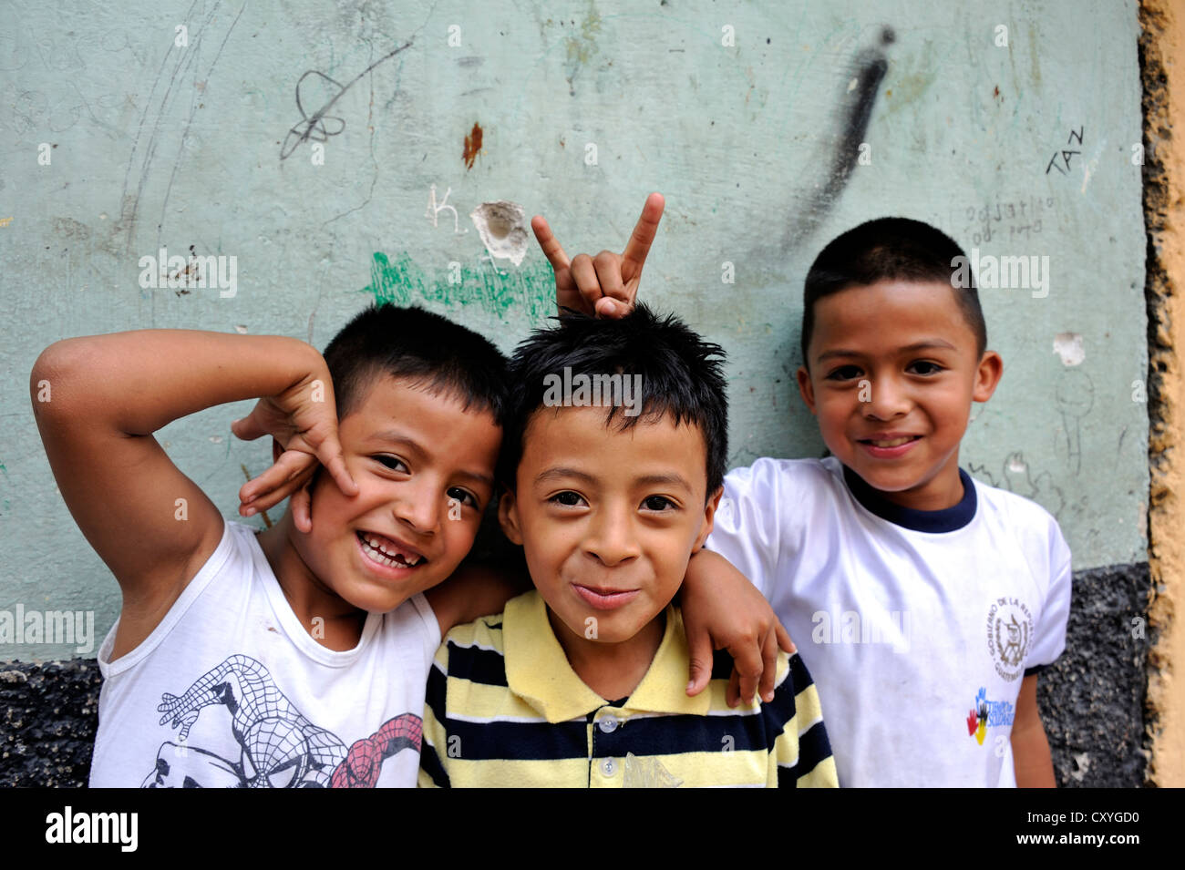 Bullet fori nelle pareti delle case e tre bambini sorridenti, il quartiere povero di El Esfuerzo è controllato dal Foto Stock