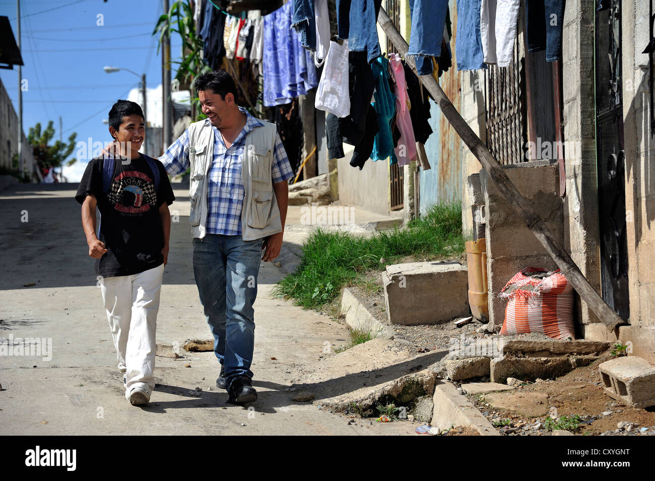 Adolescente, 16 anni, con un assistente sociale, Lomas de Santa Faz baraccopoli, Città del Guatemala, Guatemala, America Centrale Foto Stock