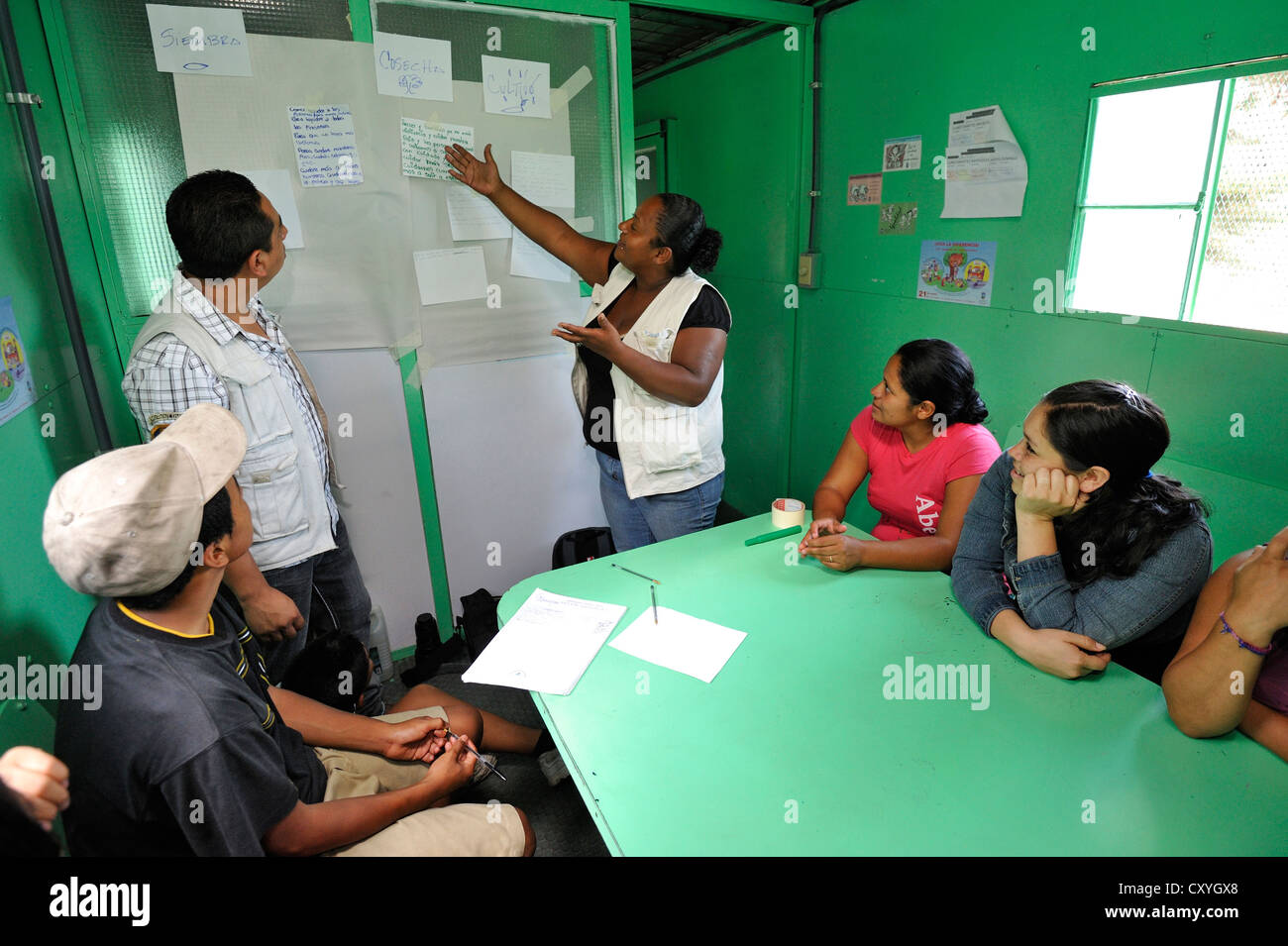 I giovani che frequentano un laboratorio di pace nel 'La Burrita de La Paz' carrello, il 'pace' asino carrello i diritti umani Foto Stock