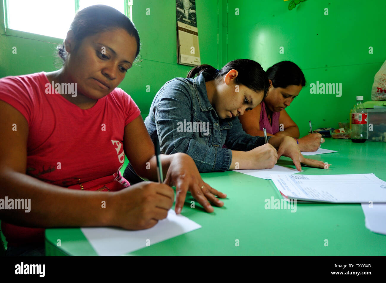 Le giovani donne di frequentare un workshop di pace nel 'La Burrita de La Paz' carrello, il 'pace' asino carrello i diritti umani Foto Stock