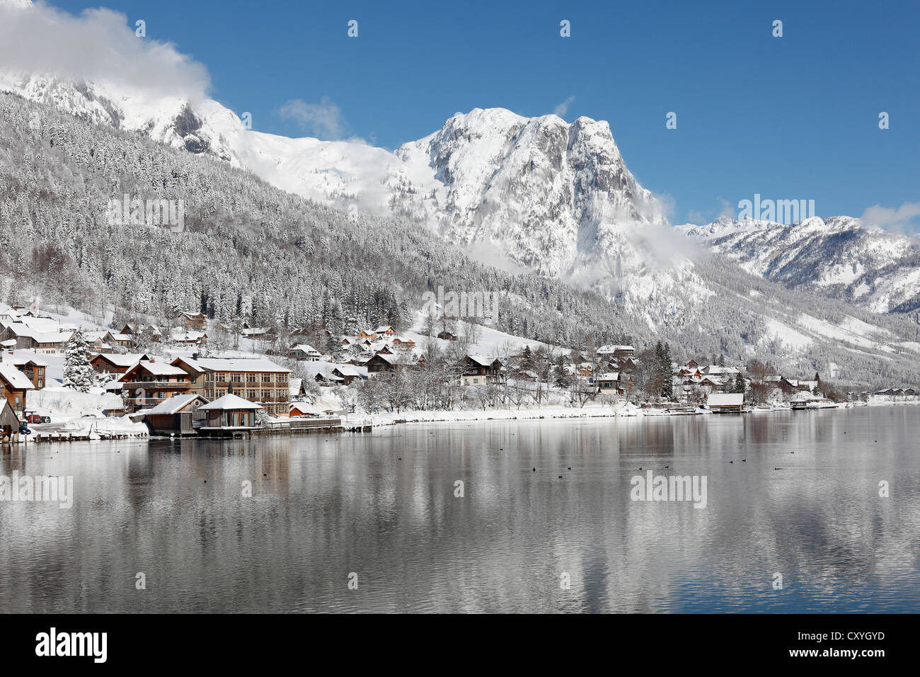 Il lago e la città di Grundlsee, morto montagne con Backenstein montagna, Ausseerland, Salzkammergut, Stiria, Austria, Europa Foto Stock