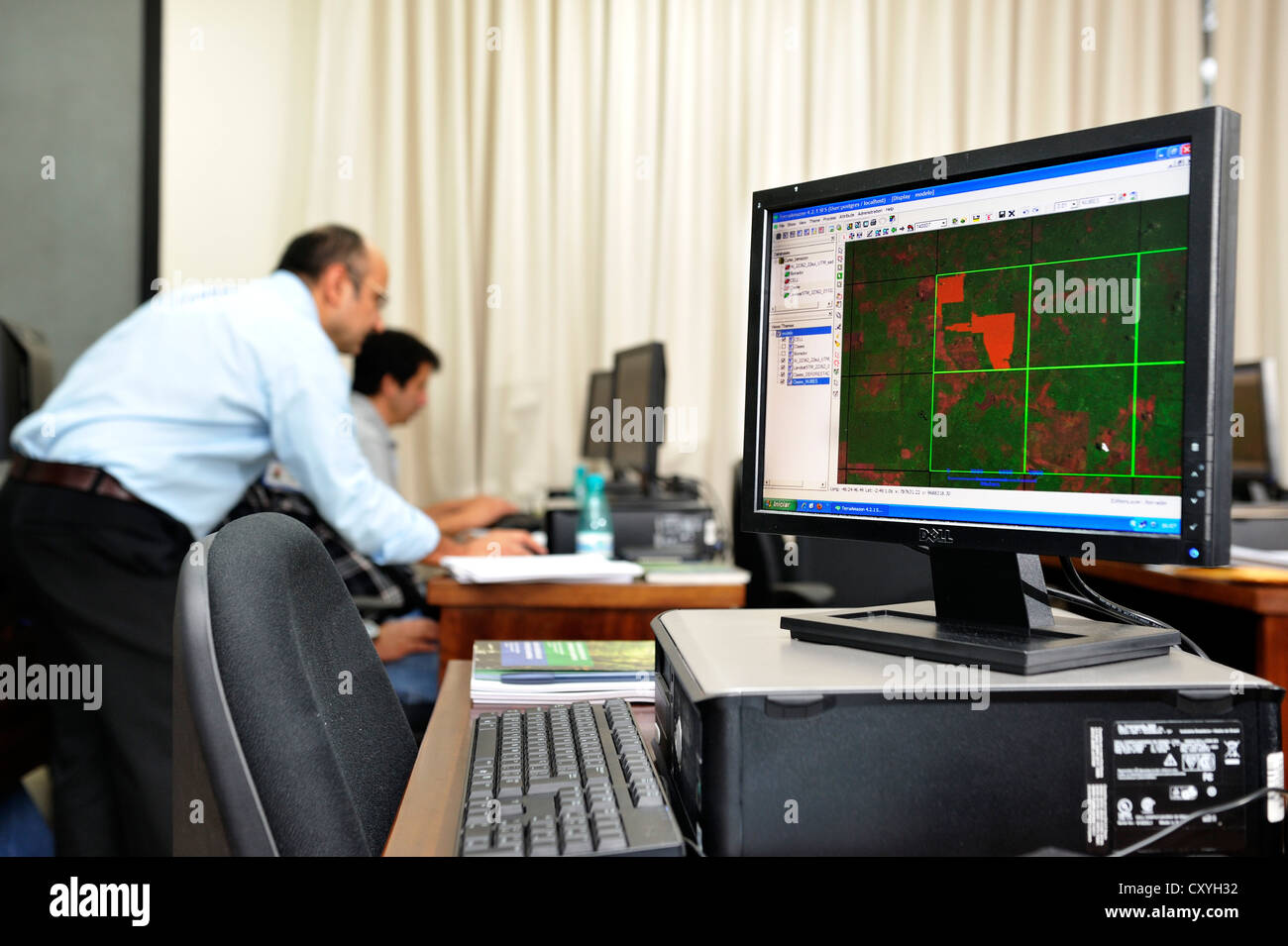 I responsabili della foresta sono stati formati come leggere le immagini via satellite, il sistema di monitoraggio per monitorare la deforestazione dell'Amazzonia Foto Stock