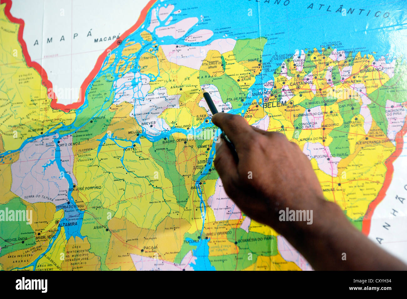 Lato rivolto verso una mappa con una penna, verso un percorso nella foresta  pluviale amazzonica, Belem, stato di para, Brasile, Sud America Foto stock  - Alamy
