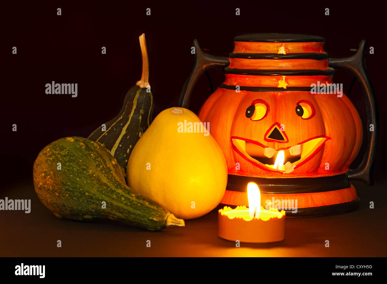 Zucche di Halloween con candele incandescente Foto Stock Zucche di Halloween con candele incandescente Foto Stock