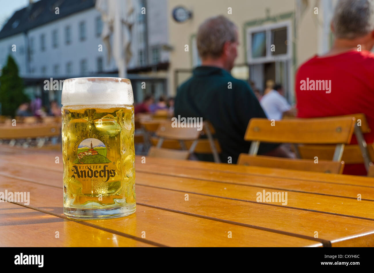 Un bicchiere di birra Andechs su un ristorante tavolo, Andechs, Bavaria Foto Stock