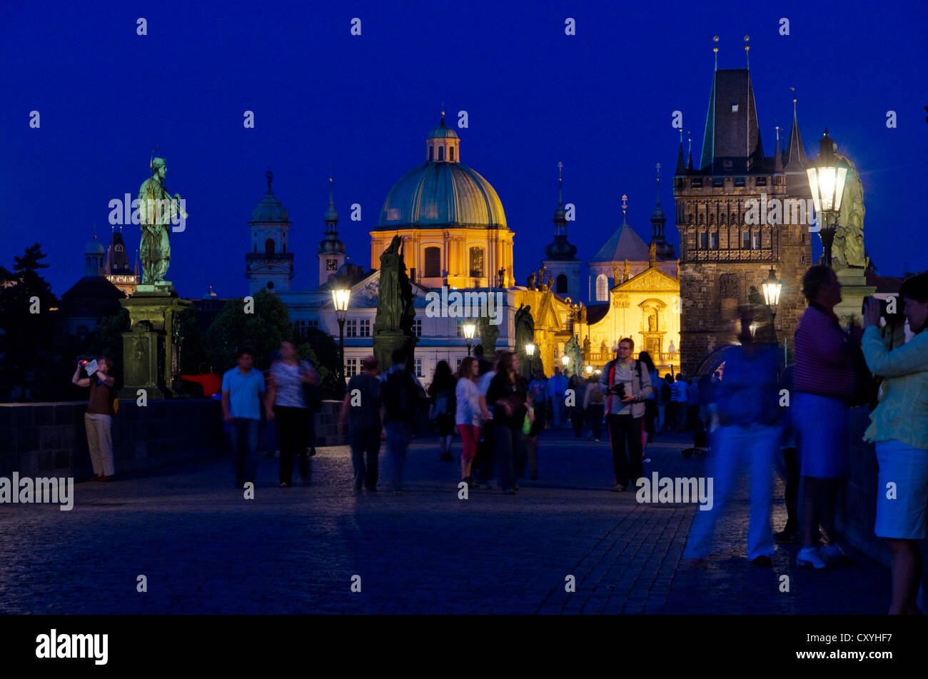 San Nicola chiesa ortodossa di notte, come si vede dalla storica Karl&#367;v più, Charles Bridge, Praga, Repubblica Ceca, Europa Foto Stock