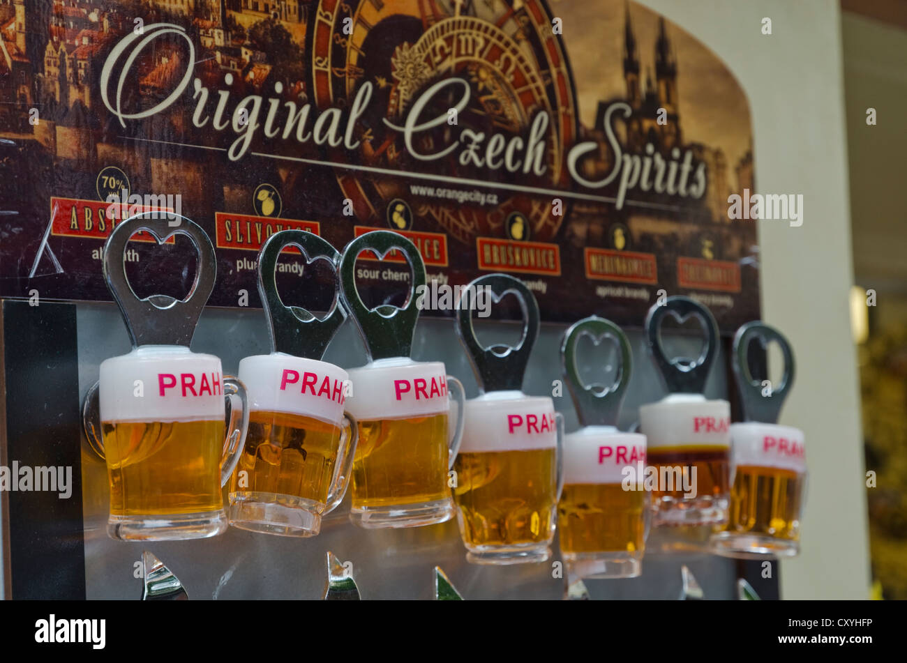 Bottiglia gli assolcatori in forma di bicchieri da birra, souvenir, Praga, Repubblica Ceca, Europa Foto Stock