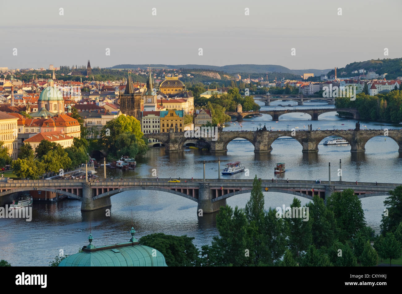 Ponti che attraversano il fiume Vltava, Praga, Repubblica Ceca, Europa Foto Stock