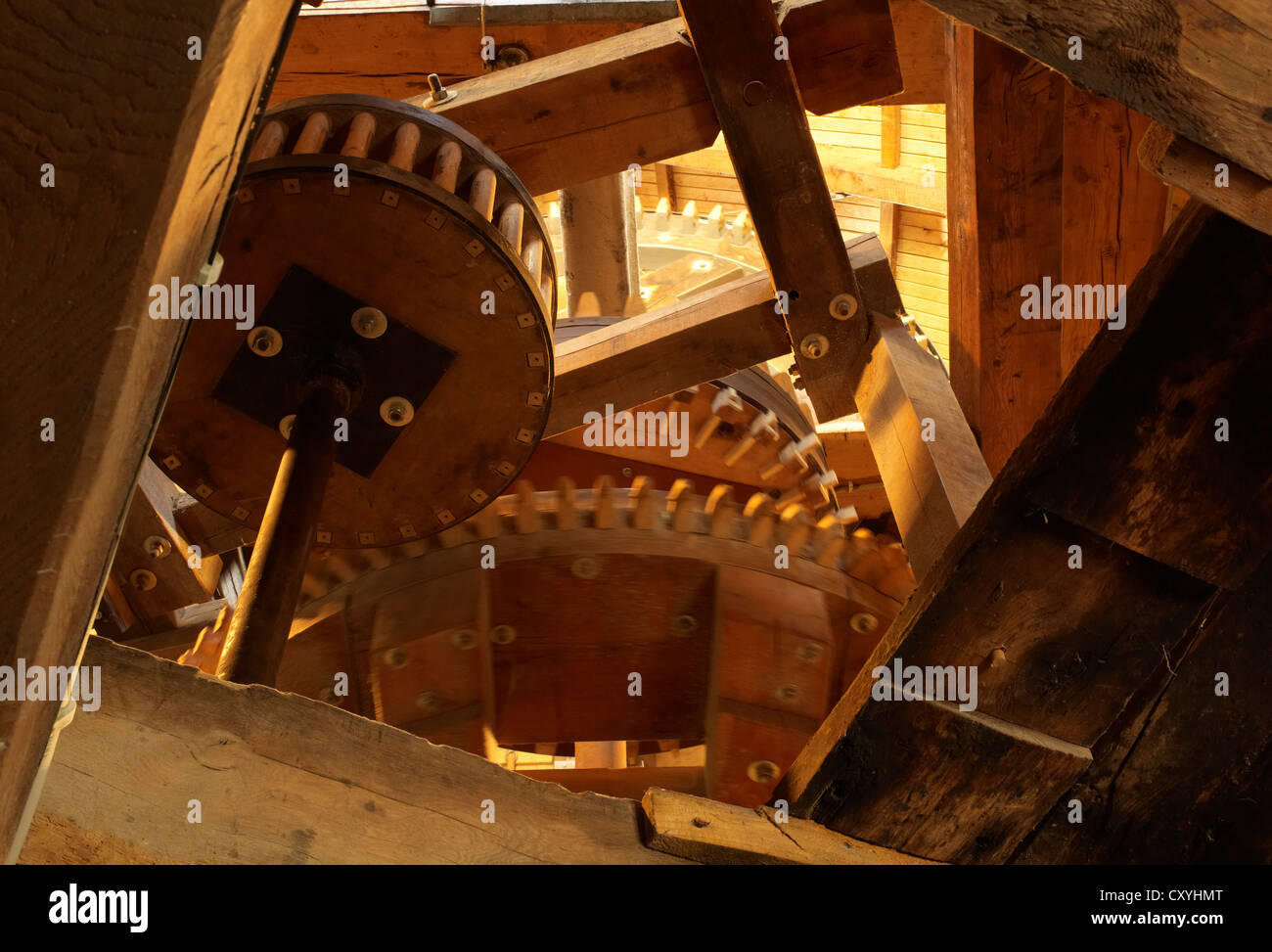 La "vita interiore" di un mulino a vento con ruote dentate di legno, Bardowick, Lueneburg Heath, Bassa Sassonia Foto Stock