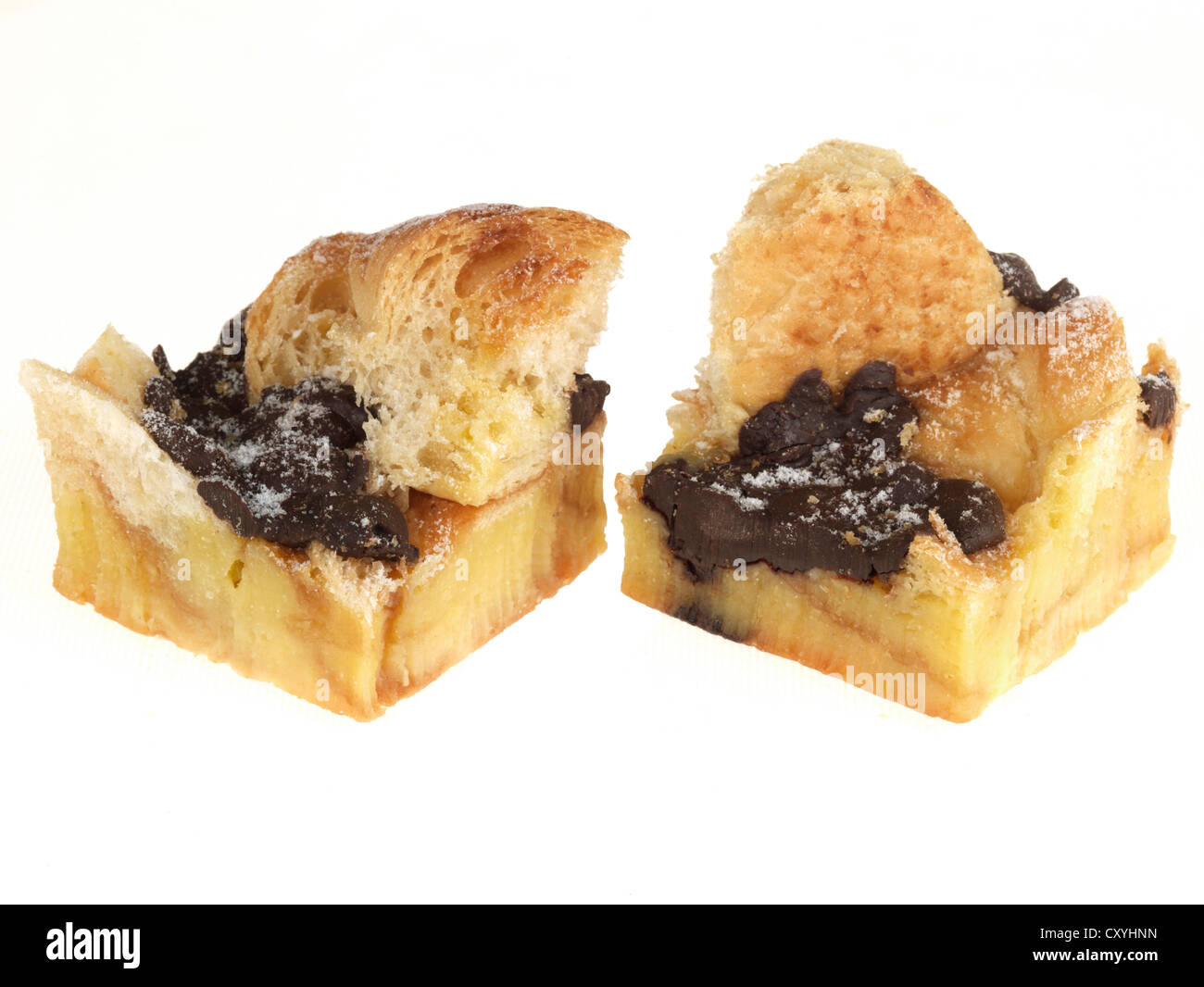 Fresh pain au chocolate pasticceria budini Dessert isolata contro uno sfondo bianco con un tracciato di ritaglio e nessun popolo Foto Stock