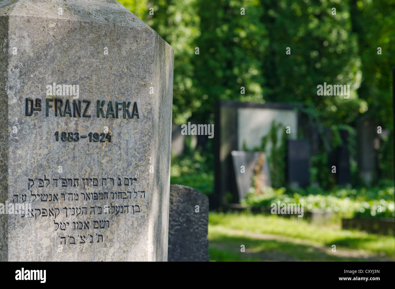 Pietra tombale del ceco-tedesco nato scrittore Franz Kafka, presso il Nuovo Cimitero Ebraico di Praga, Repubblica Ceca, Europa Foto Stock