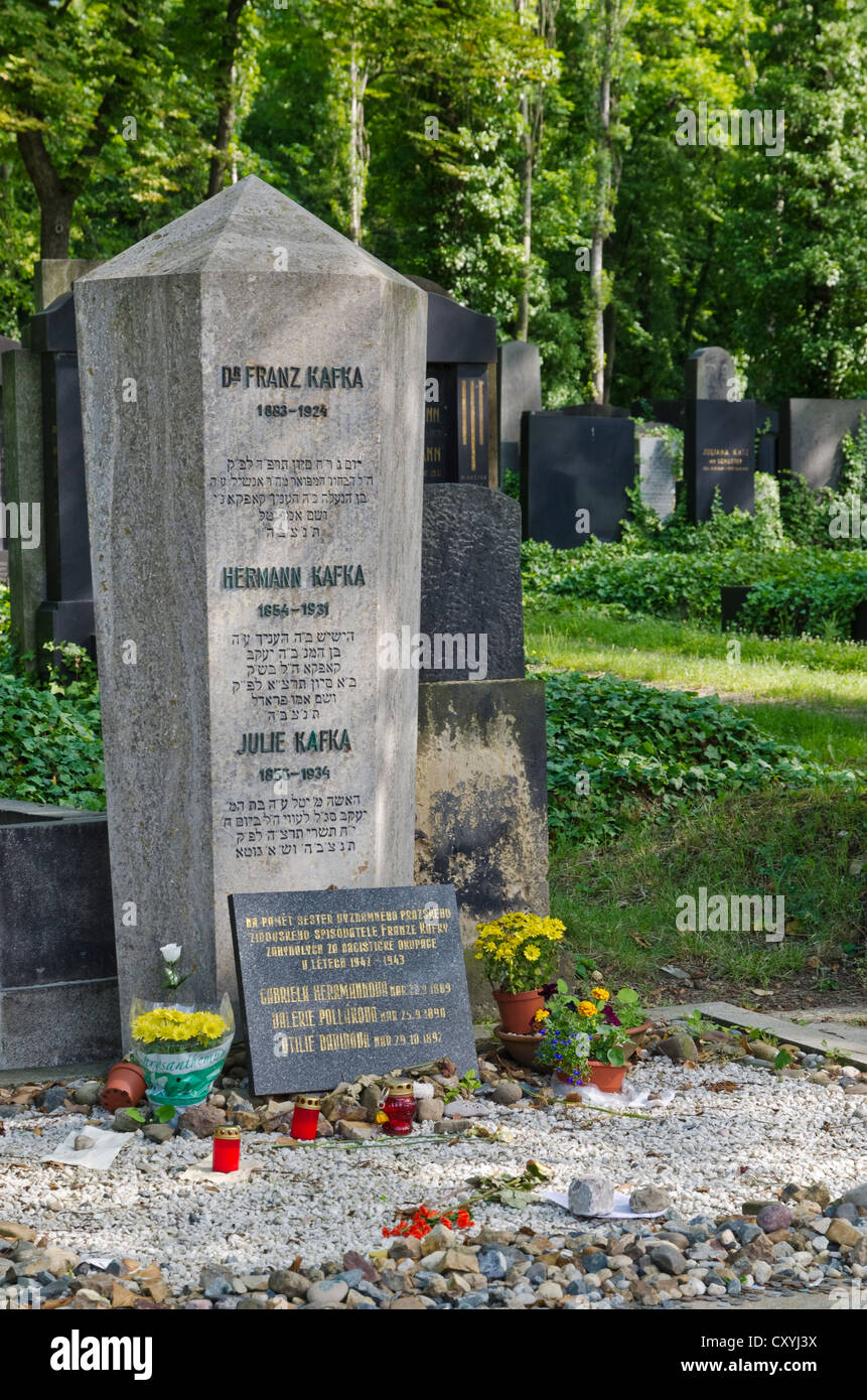 Pietra tombale del ceco-tedesco nato scrittore Franz Kafka, presso il Nuovo Cimitero Ebraico di Praga, Repubblica Ceca, Europa Foto Stock