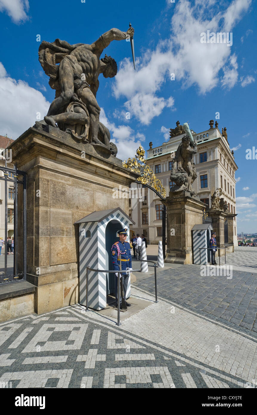 Protezioni a cancello di ingresso per il Hradcany, il quartiere del Castello, Praga, Repubblica Ceca, Europa Foto Stock