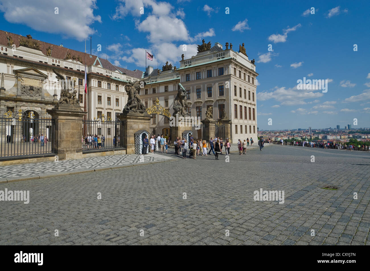 Cancello di ingresso per il Hradcany, il quartiere del castello, in alto sopra la città, Praga, Repubblica Ceca, Europa Foto Stock