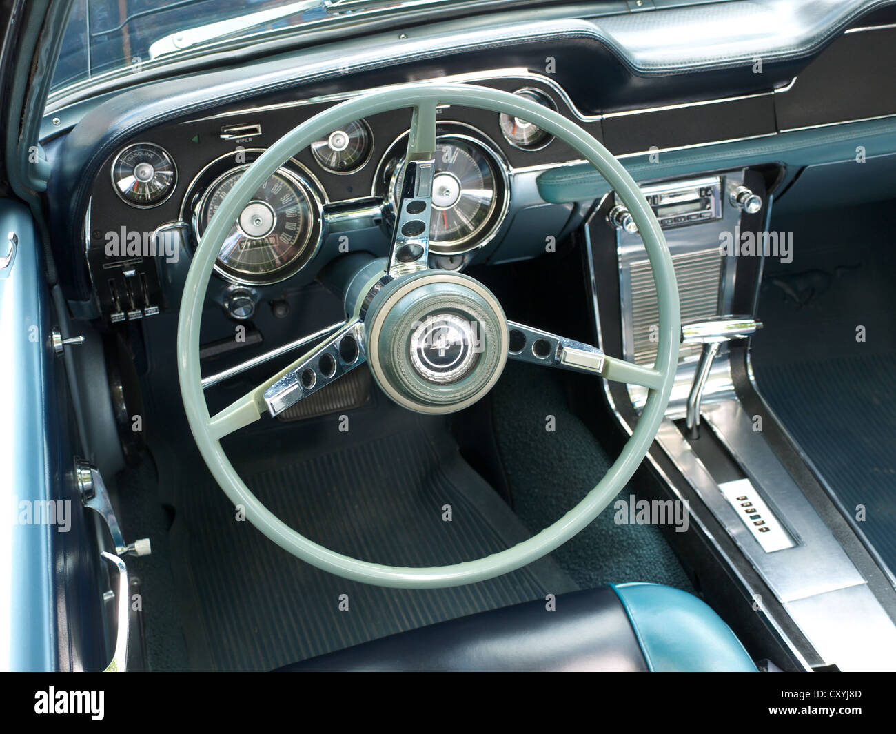 Il cockpit di un classico Ford Mustang auto Foto Stock