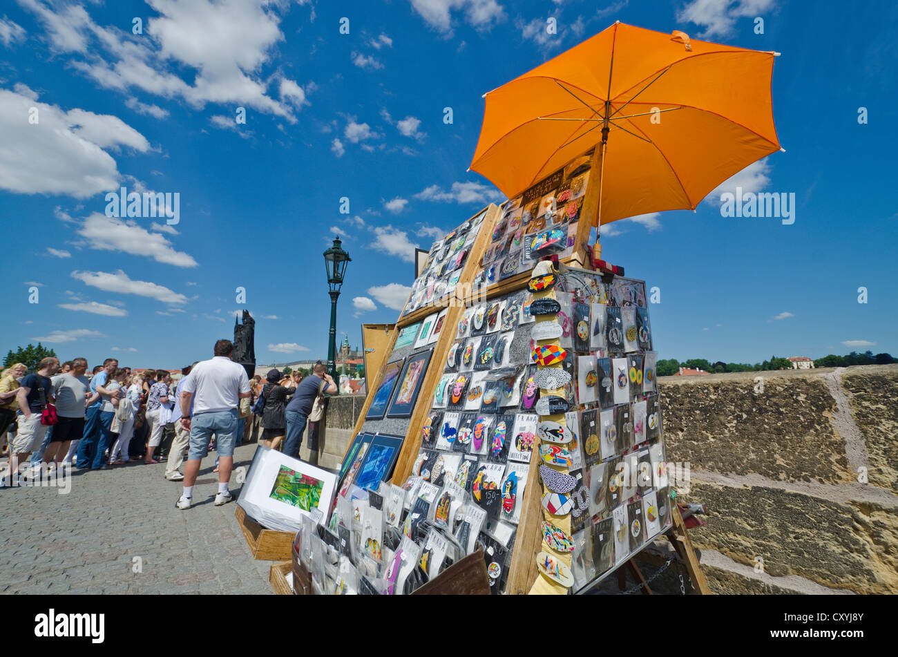 Vari artisti vendere la loro arte sulla storica Karluv più, Charles Bridge, Praga, Repubblica Ceca, Europa Foto Stock