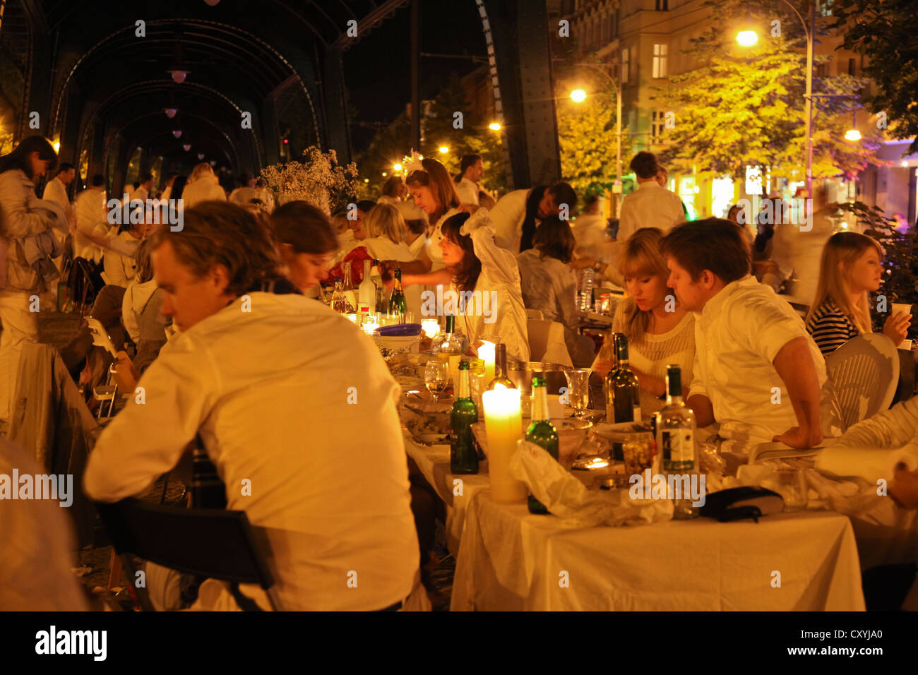 Dîner en blanc, flashmob cena di gala con tutti vestiti di bianco, più di 2000 partecipanti, sotto la sopra il Foto Stock