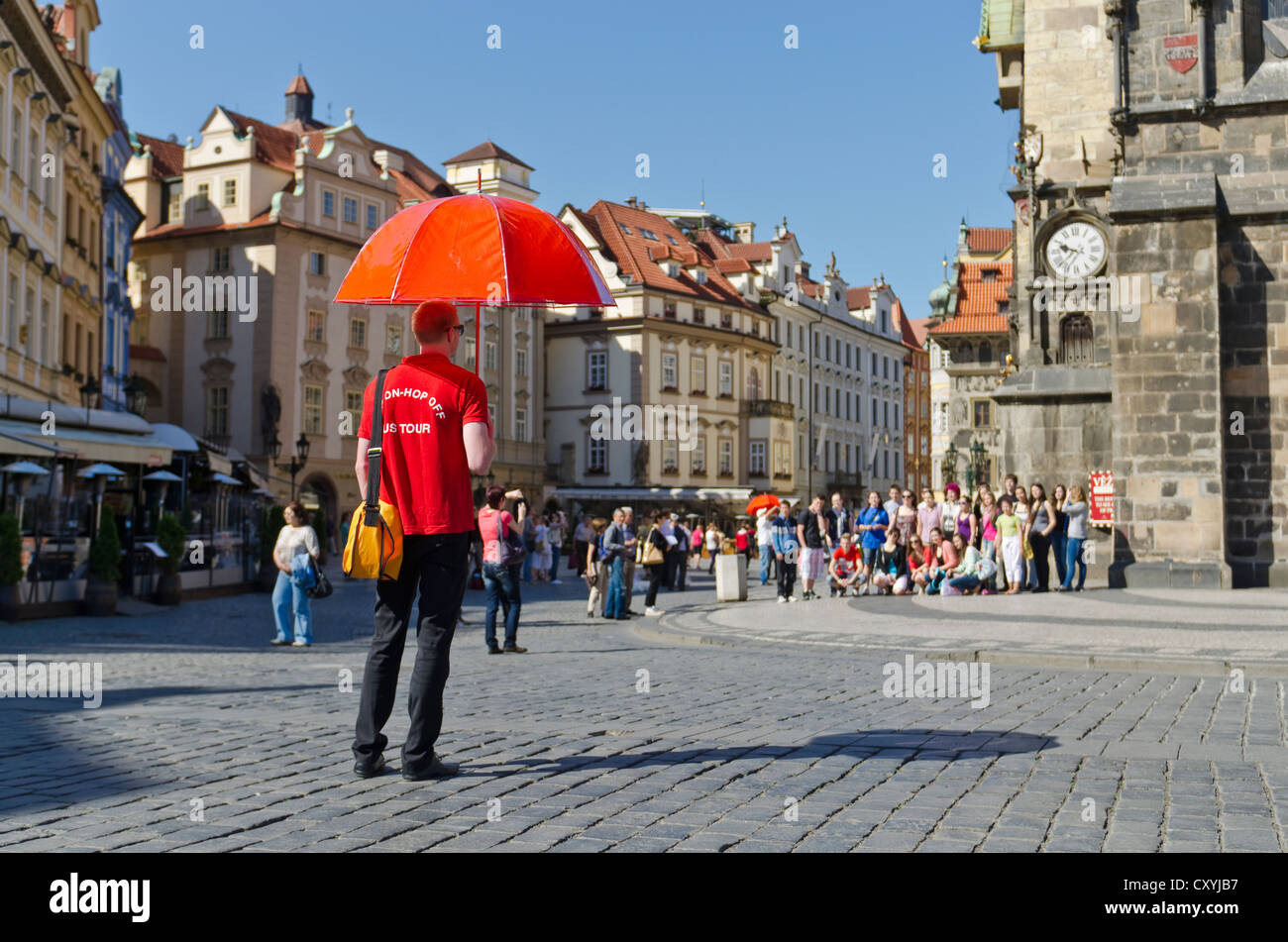 Guida turistica di attesa per i clienti su Staromestske Namesti square a Stare Mesto trimestre, Praga, Repubblica Ceca, Europa Foto Stock