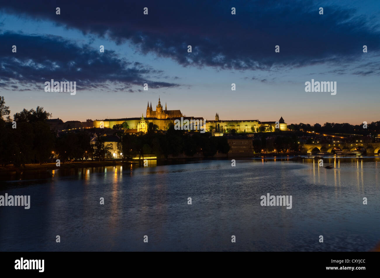 Il Castello di Praga, Hradcany, dal quartiere del castello, di notte, Praga, Repubblica Ceca, Europa Foto Stock