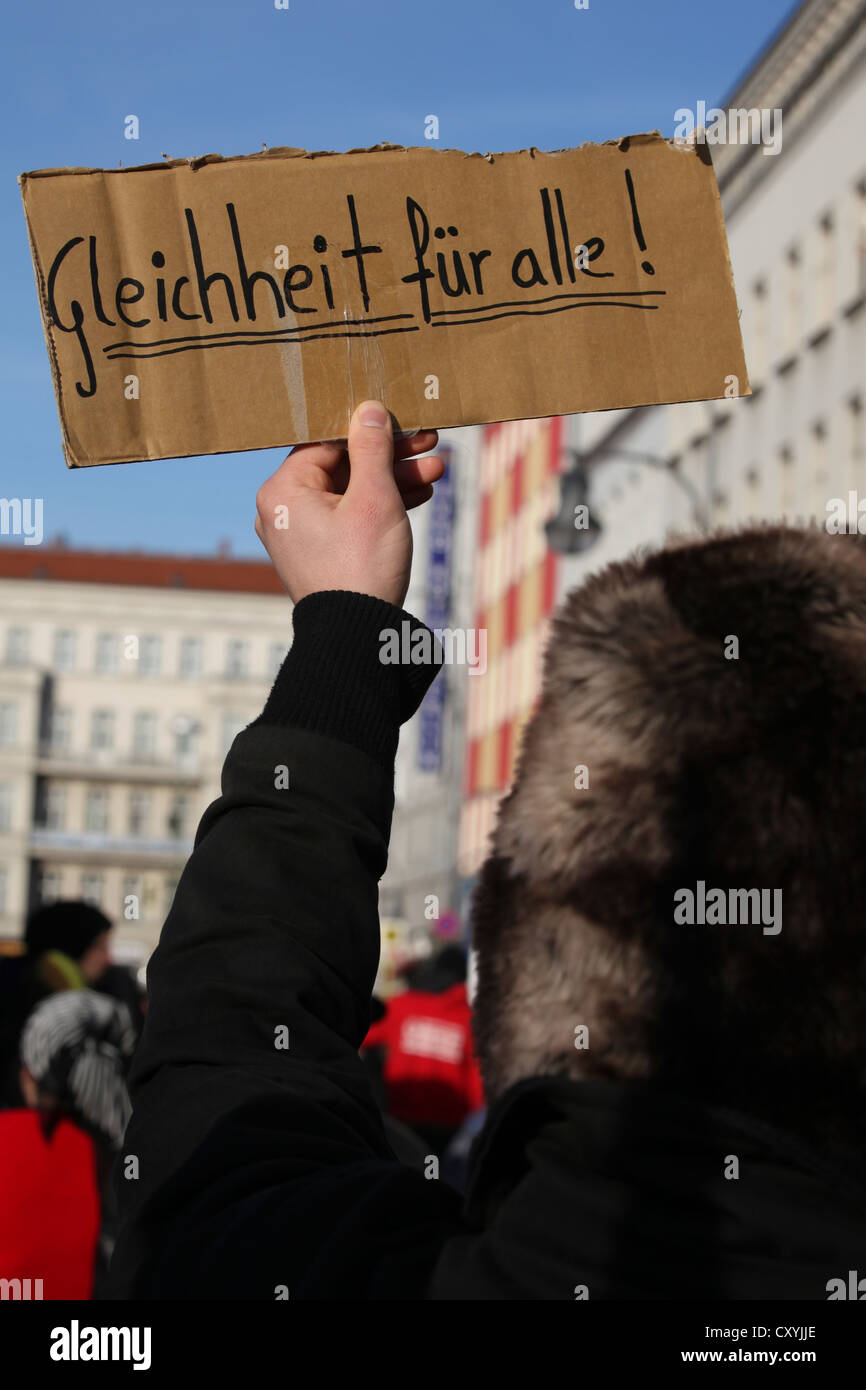 Un segno, lettering "Gleichheit fuer alle', Tedesco per 'Egality per tutti", protesta contro il razzismo con lo slogan: Benvenuti Foto Stock