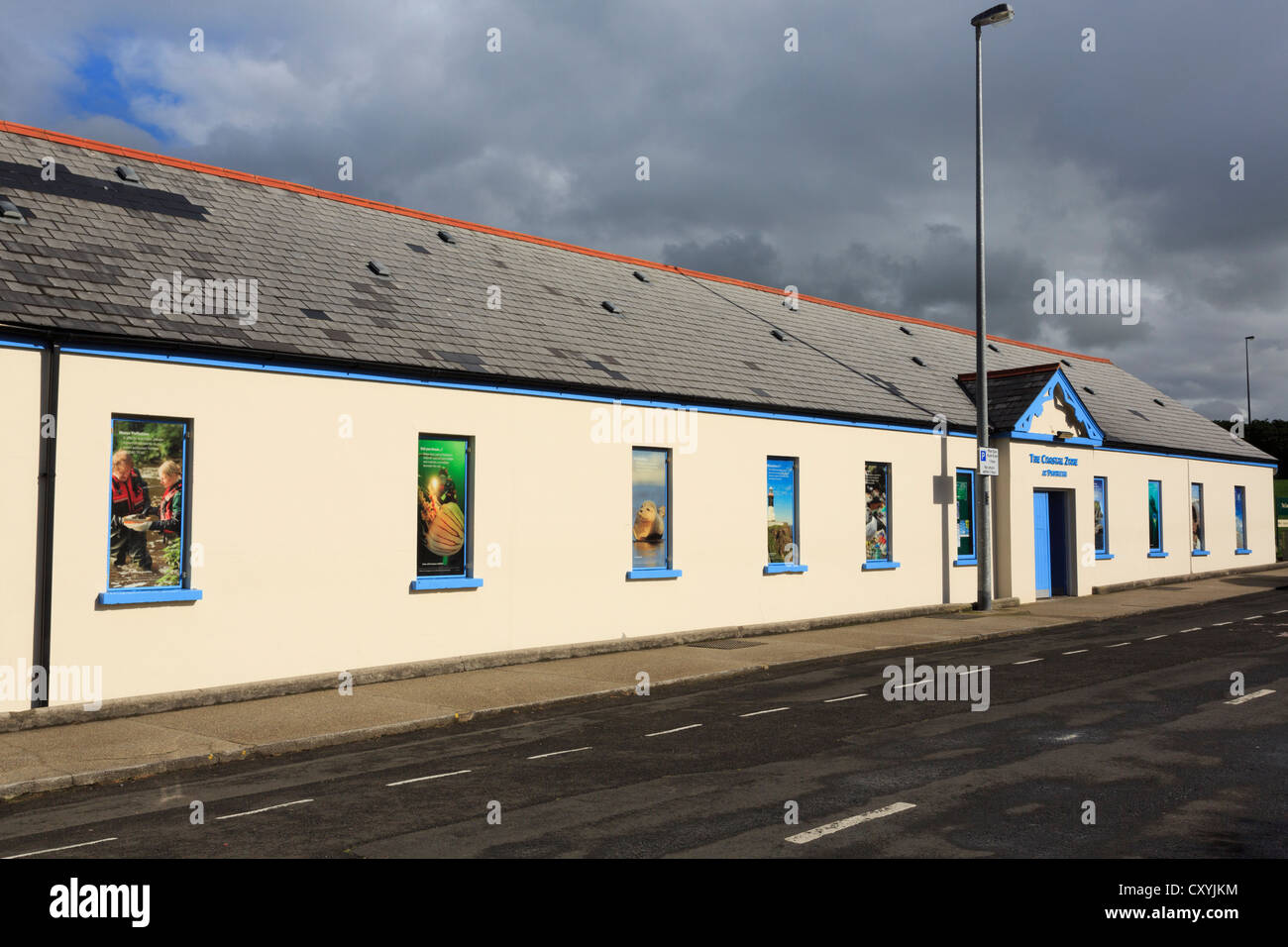 Le zone costiere marine e di istruzione visitor center building in Portrush, County Antrim, Irlanda del Nord, Regno Unito Foto Stock