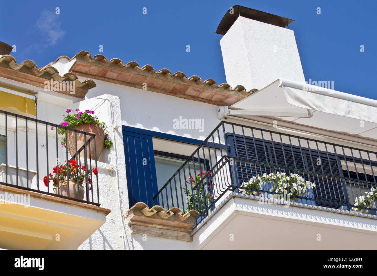 Il balcone di ogni camera Calella de Palafrugell, Costa Brava, Spagna Foto Stock