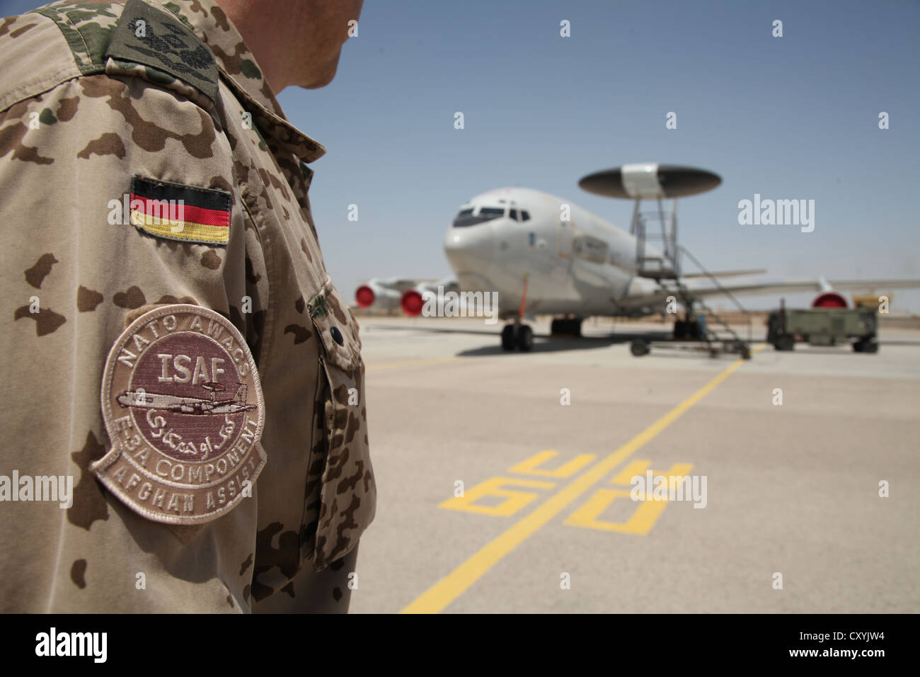 Airborne warning e sistema di controllo, AWACS, aeromobili del multi-nazionale NATO E-3un componente a Mazar-e Sharif airfield Foto Stock