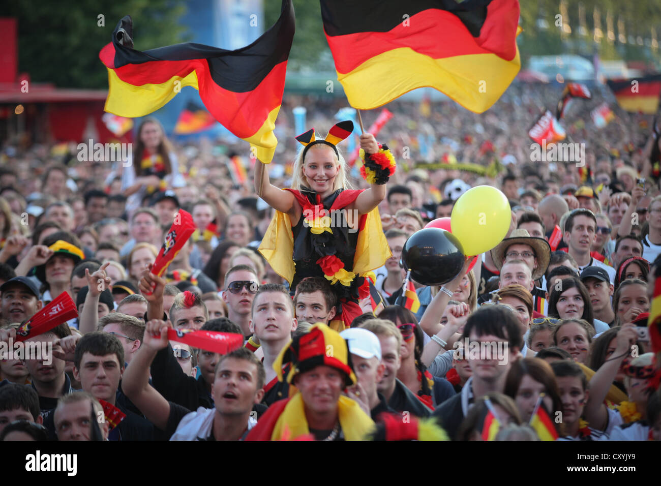 Euro 2012, i fan della squadra nazionale di calcio tedesca il ventilatore miglia durante il match di primo turno contro il Portogallo, Berlino Foto Stock