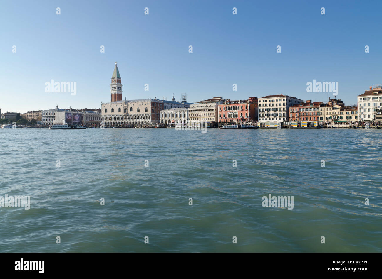 Il lungofiume di Venezia intorno a Piazza San Marco, come visto da San Giorgio Maggiore, Venezia, Veneto, Italia, Europa Foto Stock