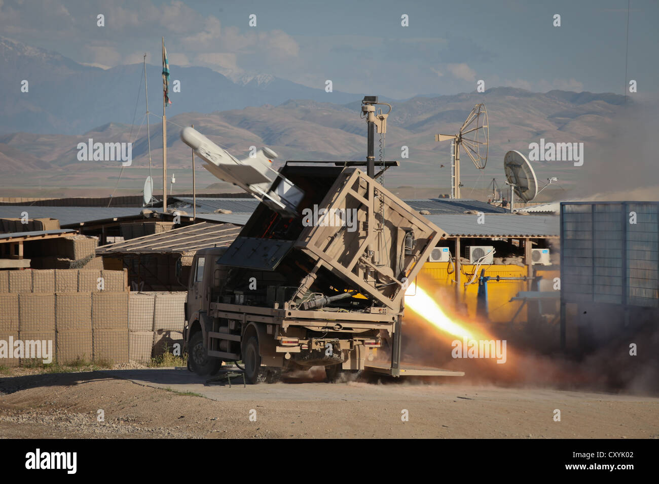 Guerra in Afganistan, i soldati tedeschi lanciando un esercito senza equipaggio drone di ricognizione presso il camp di ISAF PRT a Kunduz, dopo il lancio Foto Stock