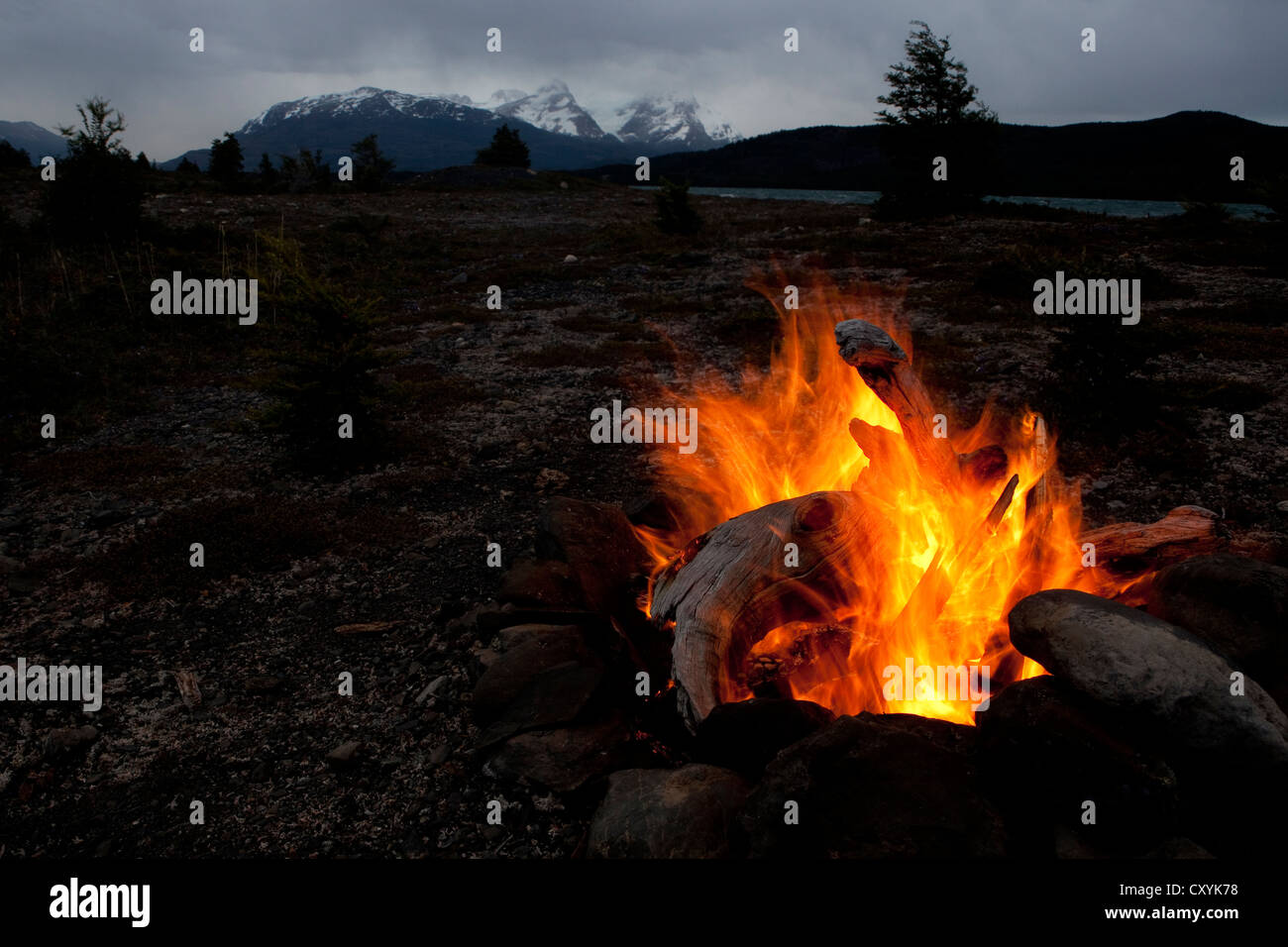 Campfire nel buio, Parco Nazionale Torres del Paine, Thyndal, Magallanes e Antártica Chilena Regione, Patagonia, Cile Foto Stock