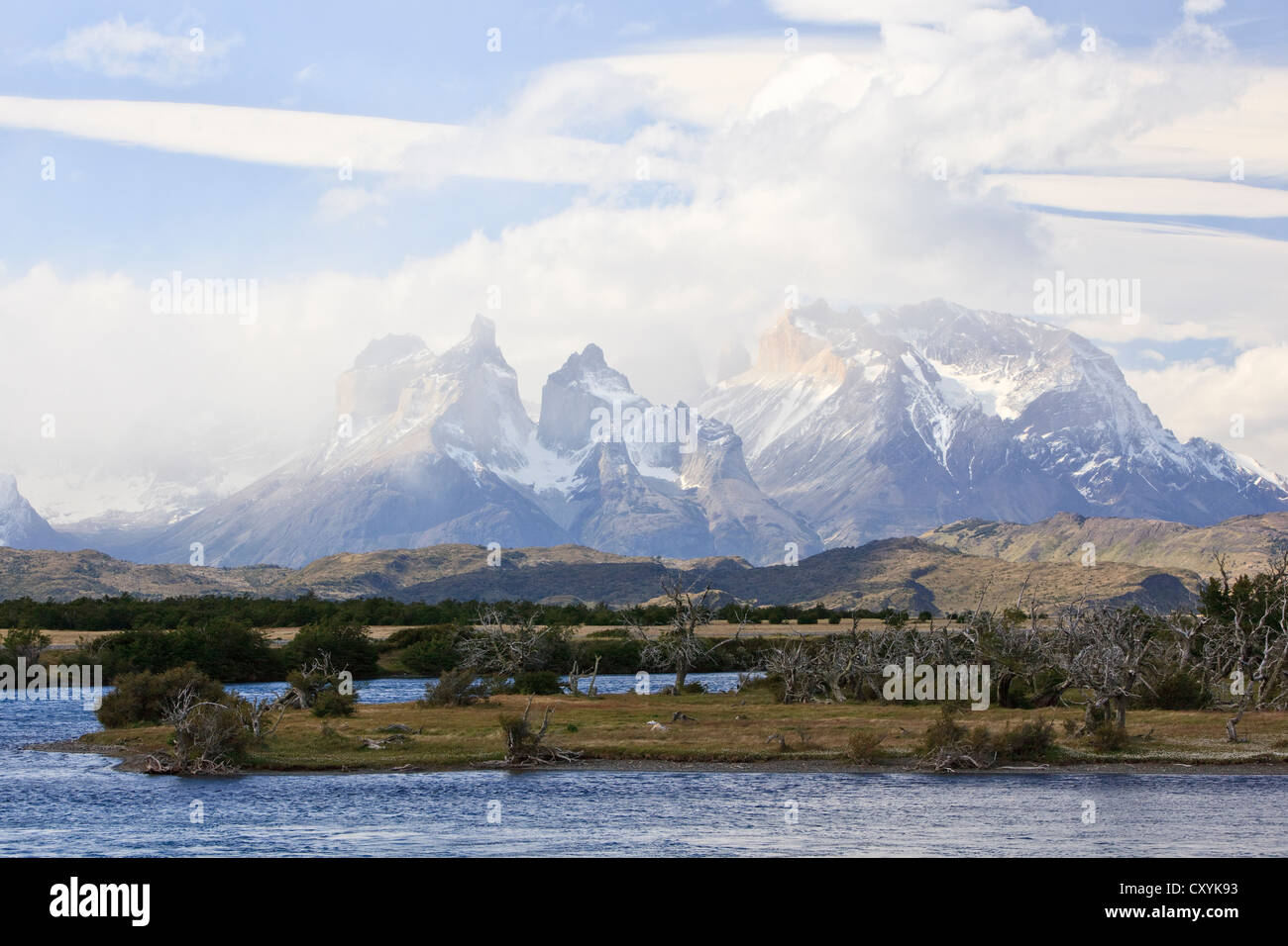 Vista del Cuernos del Paine montagne di granito, Parco Nazionale Torres del Paine, come si vede dalle rive di un fiume di origine glaciale, lago Foto Stock