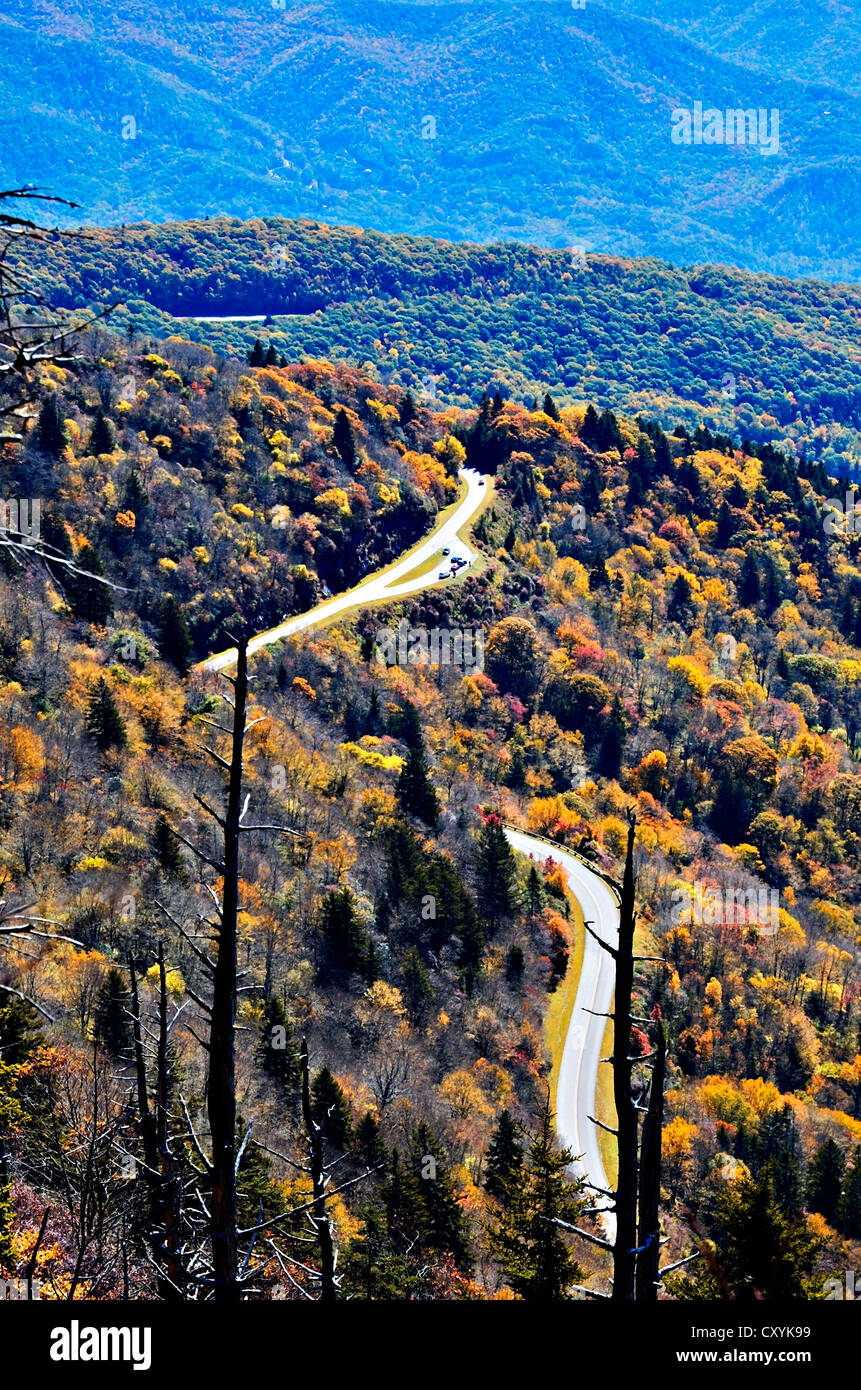 Curvando la strada attraverso le montagne in autunno. Foto Stock