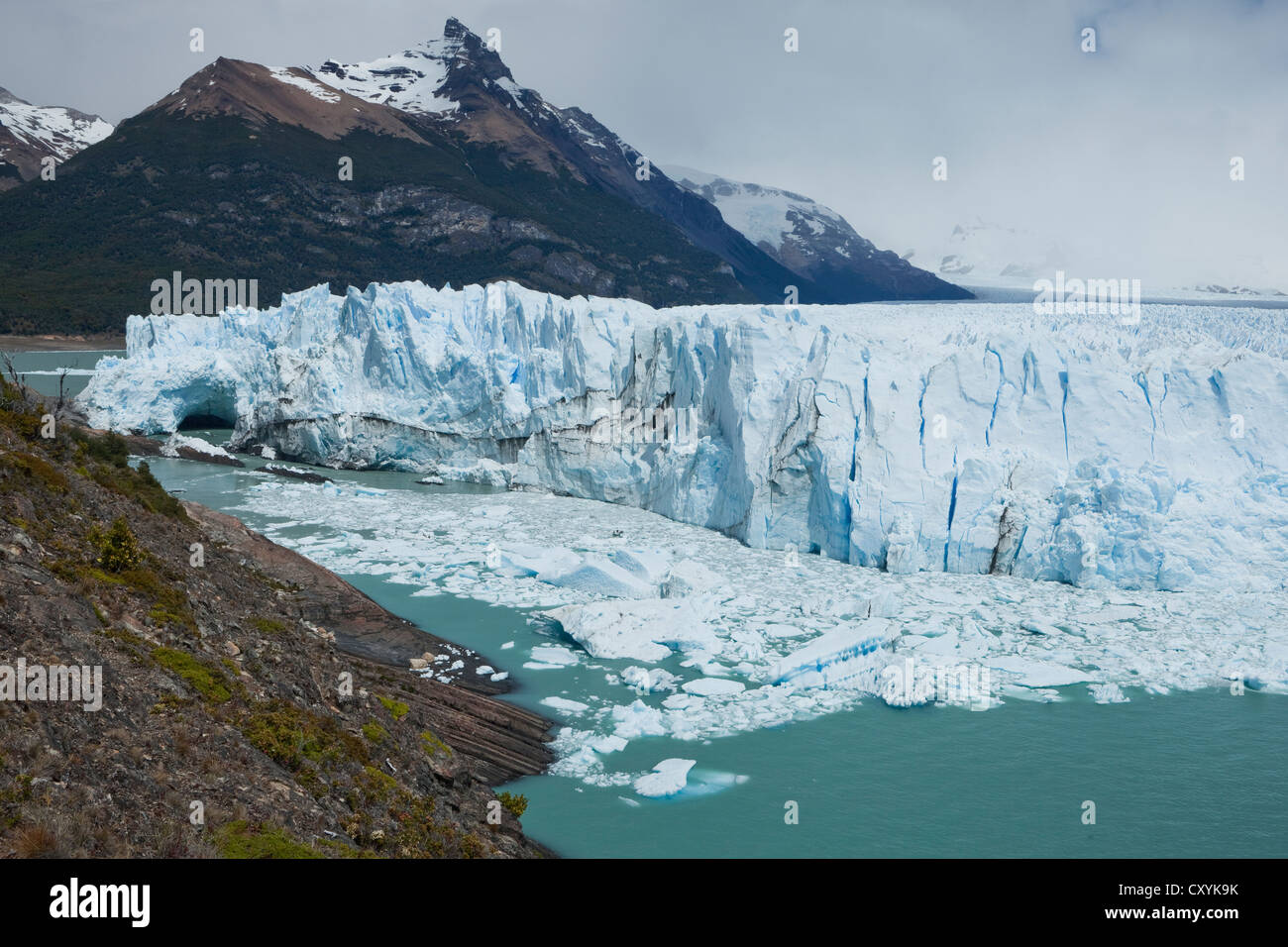 Il ghiaccio del ghiacciaio dal Ghiacciaio Perito Moreno parto nel lago di Lago Argentino, Santa Cruz Regione, Patagonia, Argentina Foto Stock