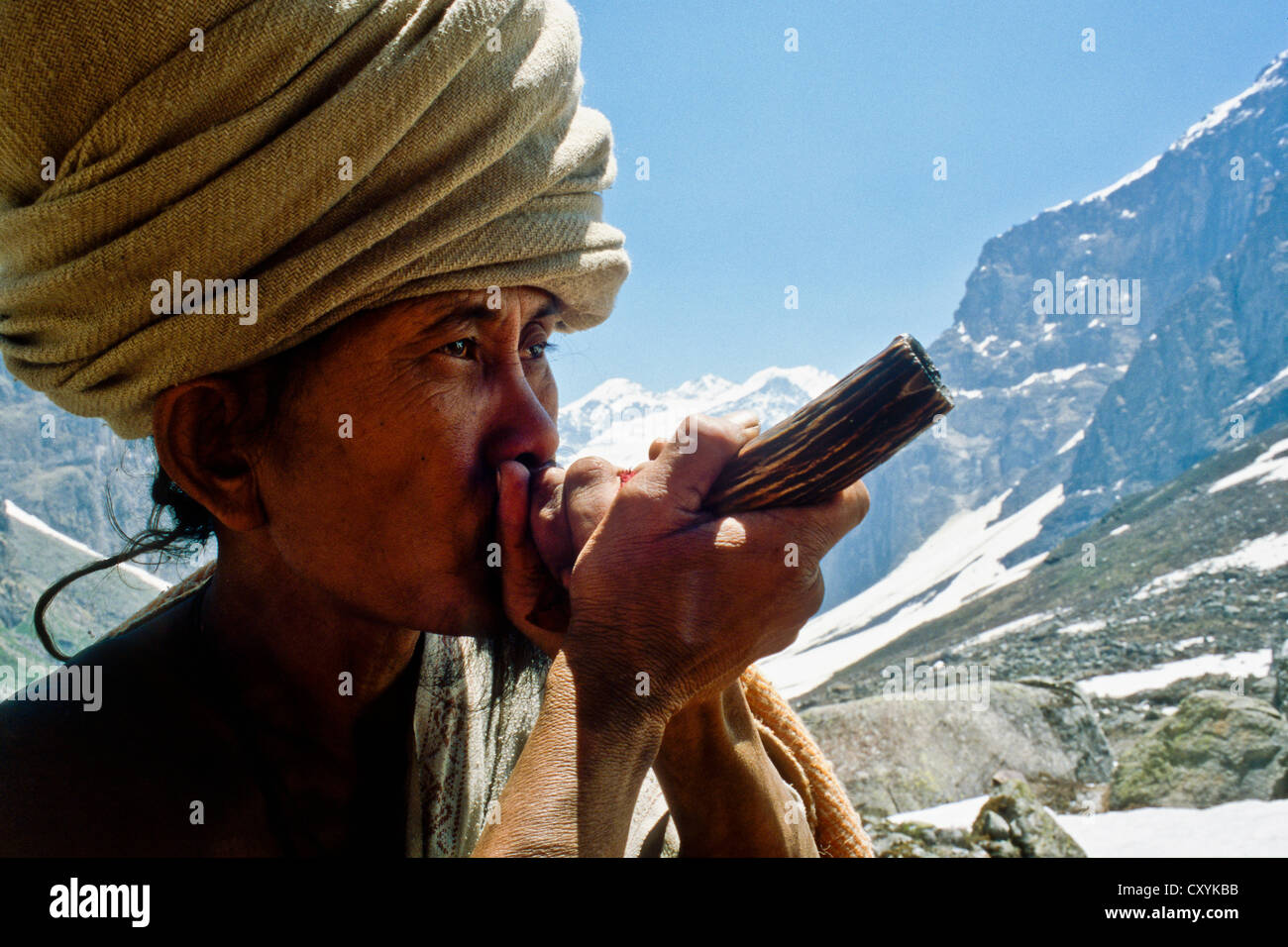 Shiva Sadhu di fumare marijuana in alta montagna sopra Badrinath, Uttaranchal, India, Asia Foto Stock