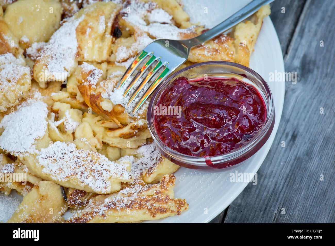 Il Kaiserschmarrn, un tradizionale dessert austriaco, con zucchero a velo e marmellata di mirtilli, forcella, Stubaital valley, Tirolo Foto Stock