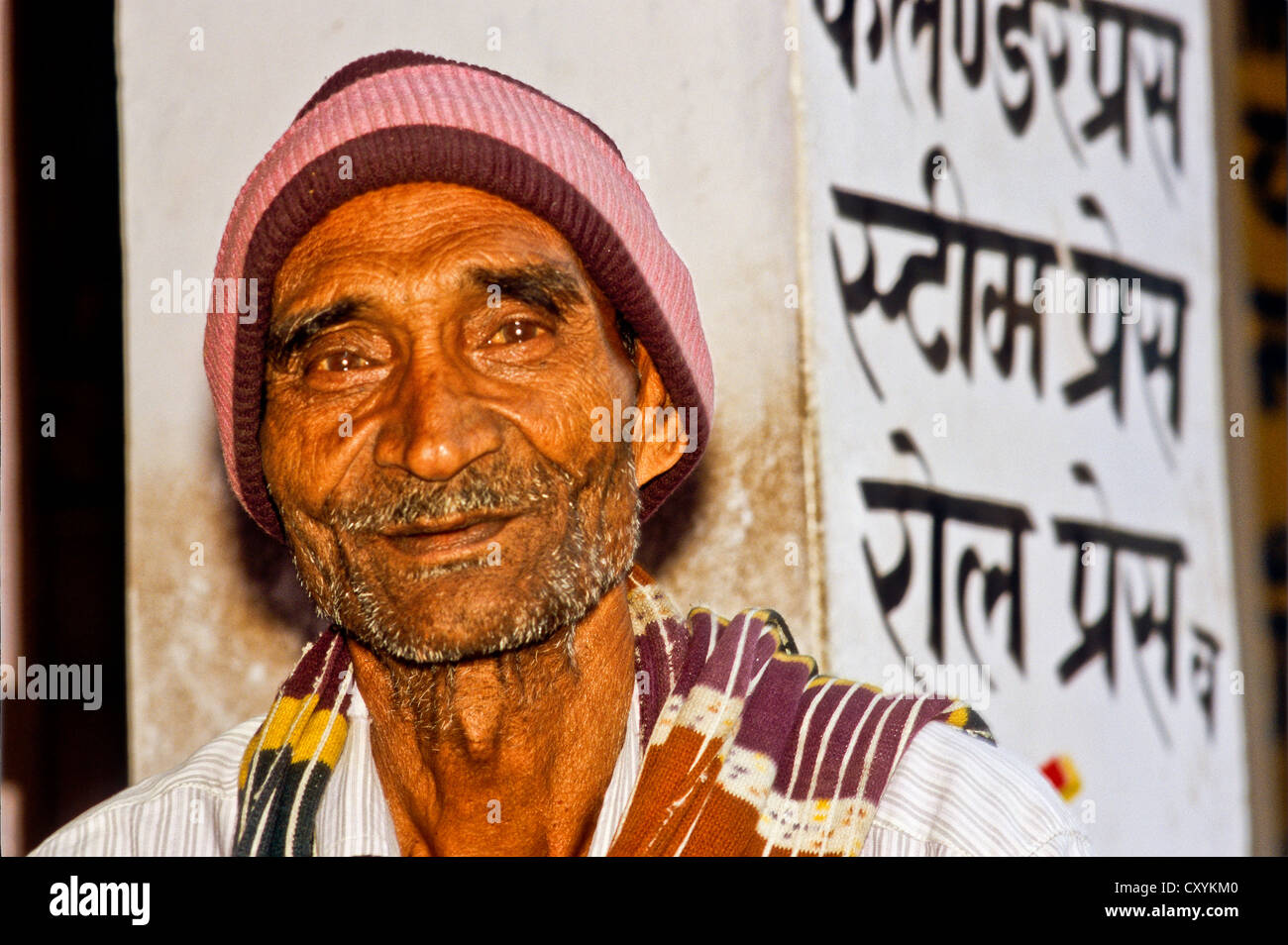 Ritratto di un commerciante nel bazar di Udaipur, India, Asia Foto Stock