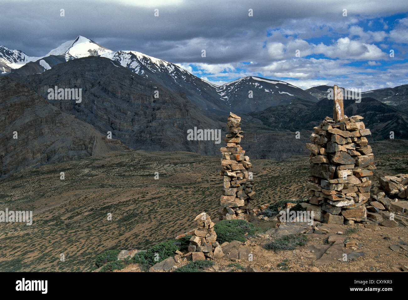 Cairn, faccia ovest del santo picco di Mt Kanamo, 5974m, Thaltak, Kibber-Karzok-Trail, Himachal Pradesh, Himalaya indiano Foto Stock