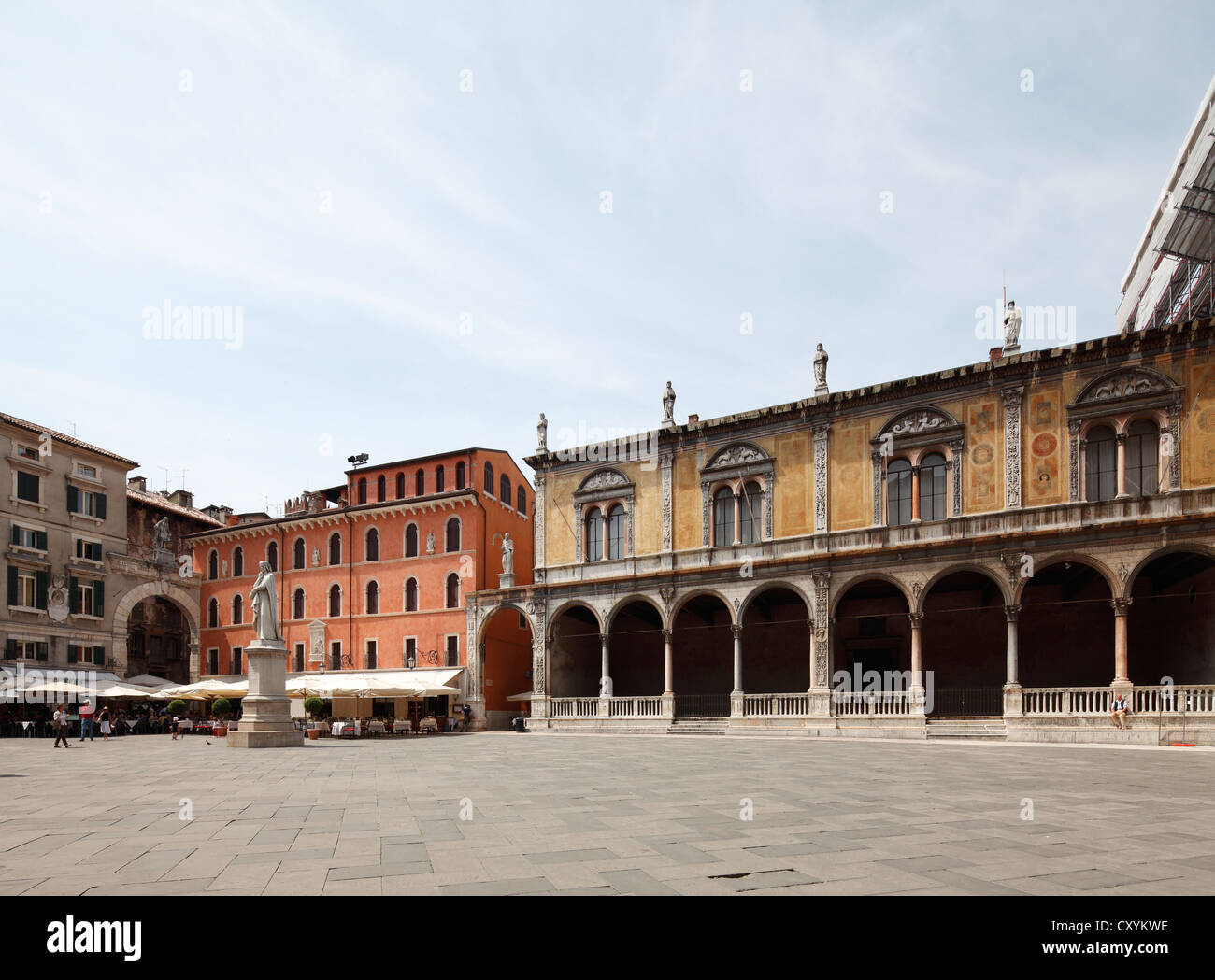 Piazza dei Signori, con una statua di Dante Alighieri e la Loggia del Consiglio, Verona, Veneto, Italia, Europa Foto Stock
