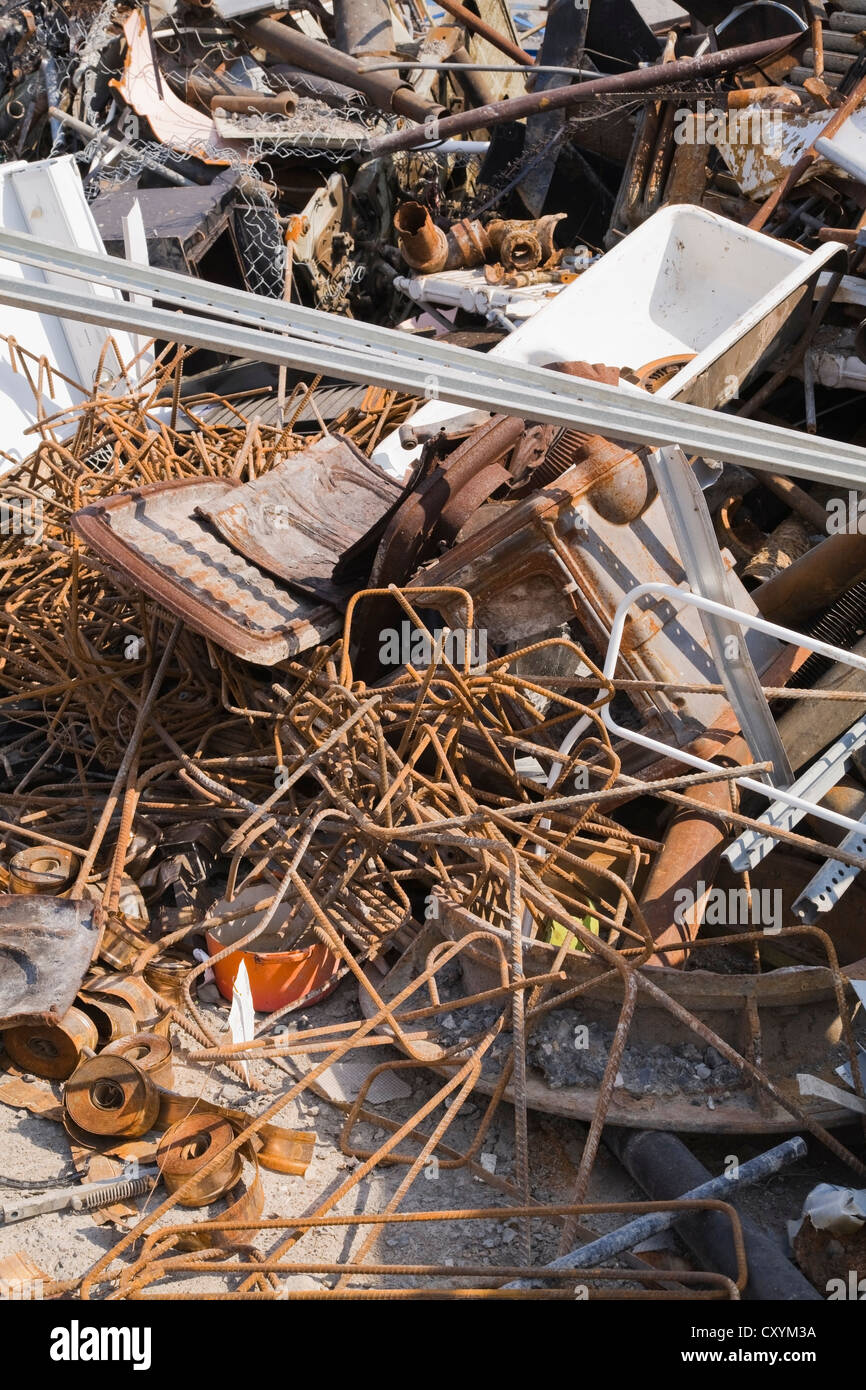 Cumulo di rifiuti industriali di articoli a un metallo di scarto centro di riciclaggio, Quebec, Canada Foto Stock
